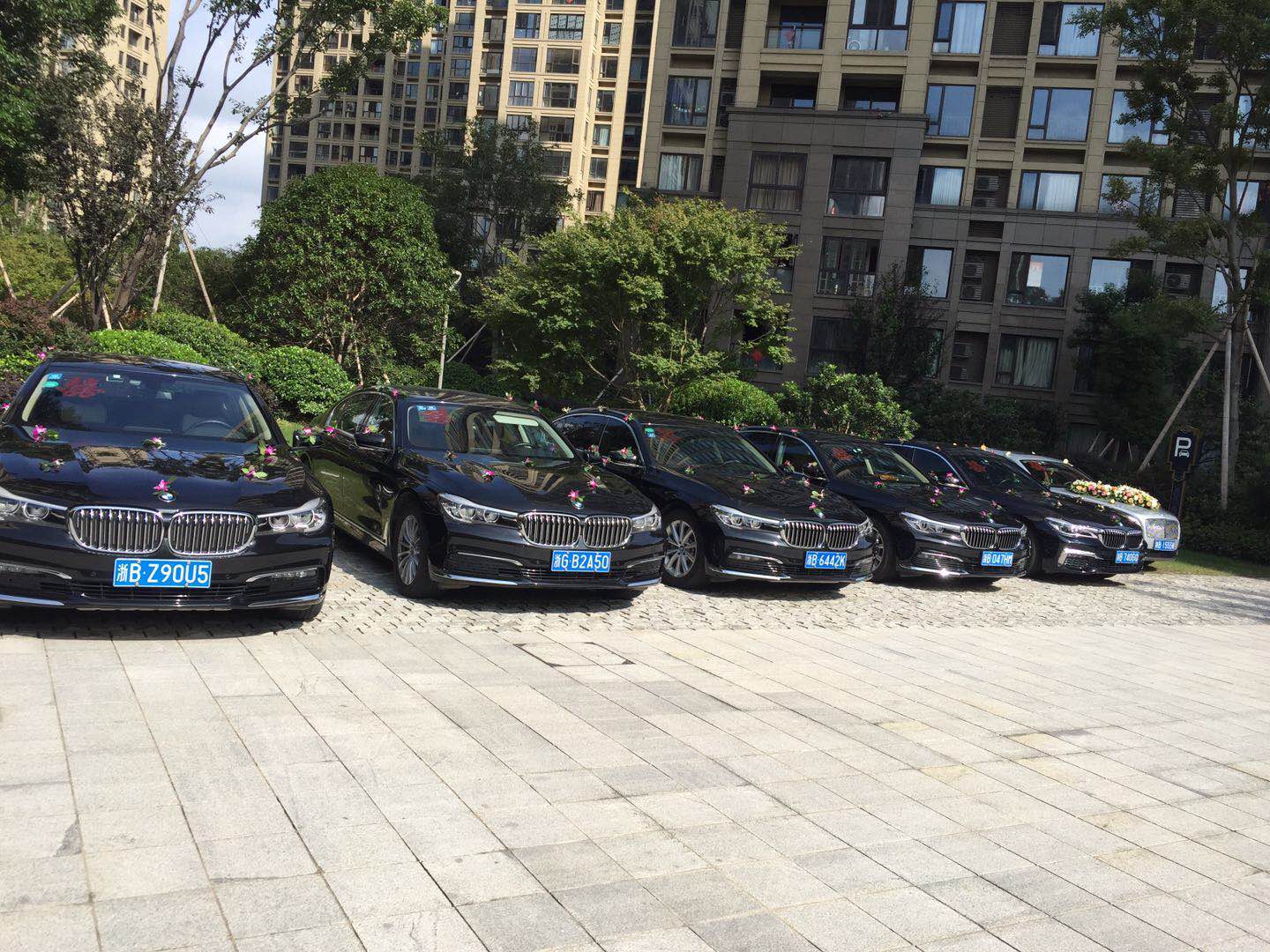 賓利+新款寶馬7系車隊(duì)